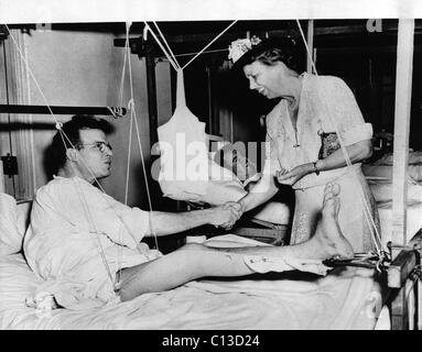 FDR Presidenza. Da sinistra: noi Caporale Franklin C. Wogener è accolto da First Lady Eleanor Roosevelt in Gorgas Hospital, zona del Canale di Panama, 1944. Foto Stock