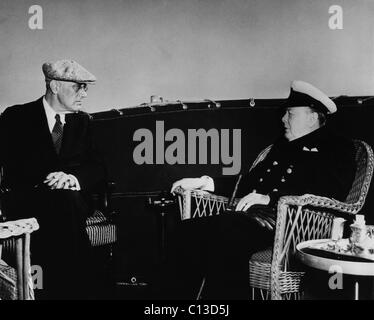 La seconda guerra mondiale. Il presidente statunitense Franklin Delano Roosevelt colloqui con il Primo ministro inglese Winston Churchill lungo il tragitto per conferenza di Yalta, 1945. Foto Stock