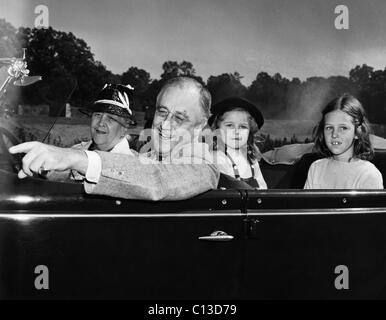 FDR Presidenza. Da sinistra: Sara Delano Roosevelt (madre di FDR), il presidente statunitense Franklin Delano Roosevelt, nipoti di FDR Foto Stock