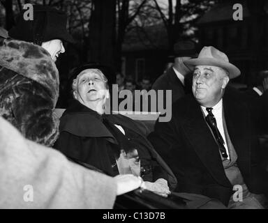 FDR Presidenza. Da sinistra: Figlia di FDR Anna Roosevelt Boettiger, madre di FDR Sara Delano Roosevelt, il presidente statunitense Franklin Delano Roosevelt, Hyde Park, NY, 1936. Foto Stock