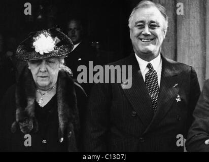 FDR Presidenza. Sara Delano Roosevelt (madre di FDR), il presidente statunitense Franklin Delano Roosevelt, Hyde Park, New York, circa metà-1930s. Foto Stock