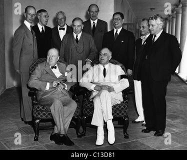 La seconda guerra mondiale. Seduti da sinistra: il Primo ministro inglese Winston Churchill, il presidente statunitense Franklin Delano Roosevelt. In piedi da sinistra: Eelco Van Kleffens, Owen Dixon, Leighton McCarthy, W.L. Mackenzie King, E.F.L. Legno, T.V. Soong, Manuel Quezon, Walter Nash, Pacific consiglio di guerra, la Casa Bianca di Washington, D.C., 1942. Foto Stock