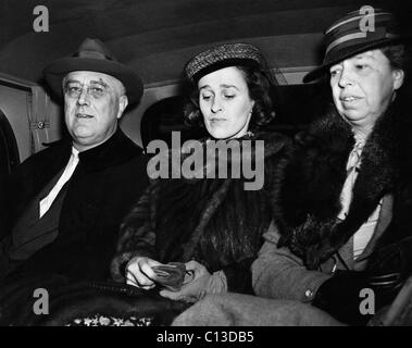 FDR Presidenza. Da sinistra: il presidente statunitense Franklin Delano Roosevelt, Betsey Cushing Roosevelt, First Lady Eleanor Roosevelt, risalente alla fine degli anni trenta. Foto Stock