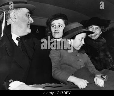 FDR Presidenza. Da sinistra: il presidente statunitense Franklin Delano Roosevelt, Betsey Cushing Roosevelt, Sally Roosevelt, First Lady Eleanor Roosevelt, risalente alla fine degli anni trenta. Foto Stock