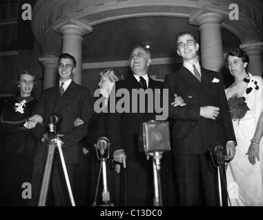 FDR Presidenza. Da sinistra: Anna Roosevelt Boettiger, John Roosevelt, Sara Roosevelt, il presidente statunitense Franklin Delano Roosevelt, Franklin Roosevelt Jr., First Lady Eleanor Roosevelt, Hyde Park, NY, 1936. Foto Stock