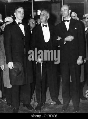 FDR Presidenza. Da sinistra: Franklin Roosevelt, Jr., il presidente statunitense Franklin Delano Roosevelt, James Roosevelt, New York City, nuova Foto Stock