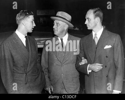 FDR Presidenza. Da sinistra: Franklin Roosevelt, Jr., il presidente statunitense Franklin Delano Roosevelt, James Roosevelt, New York City, nuova Foto Stock