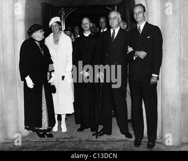 FDR Presidenza. Estrema sinistra: Sara Roosevelt. La seconda da sinistra: First Lady Eleanor Roosevelt. Secondo da destra: il presidente statunitense Franklin Delano Roosevelt. Estrema destra: James Roosevelt, presso San Giacomo Chiesa Episcopale, Hyde Park, NY, 1935. Foto Stock