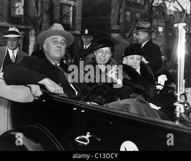 FDR Presidenza. Da sinistra: il presidente statunitense Franklin Delano Roosevelt, First Lady Eleanor Roosevelt, Sara Roosevelt, in rotta per il giorno di Natale servizi, Dicembre 25, 1934. Foto Stock