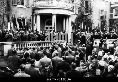 Noi Presidenti. A sinistra del podio, bicchieri, capelli grigi: il presidente americano Harry Truman. Ex Presidente degli Stati Uniti Franklin Delano Roosevelt home è dedicato come un santuario nazionale nel primo anniversario della sua morte, Hyde Park, New York, 12 aprile 1946. Foto Stock