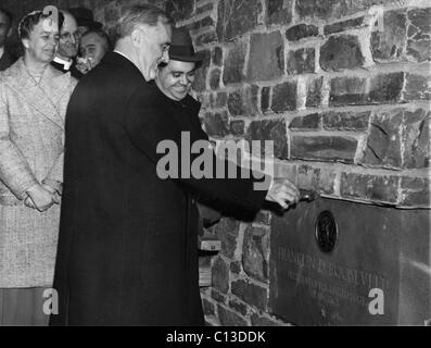 FDR Presidenza. Da sinistra: First Lady Eleanor Roosevelt guarda come il presidente statunitense Franklin Delano Roosevelt stabilisce la pietra angolare per la sua biblioteca presidenziale. Hyde Park, New York, 1939. Foto Stock