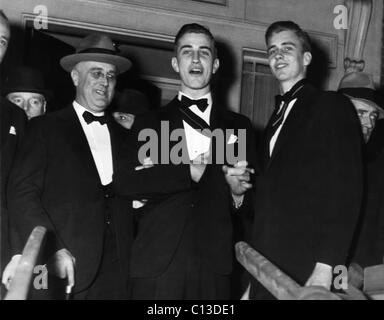 FDR Presidenza. Da sinistra: il presidente statunitense Franklin Delano Roosevelt, Franklin Roosevelt, Jr., John Roosevelt, presso la Harvard Fly Club di Boston, Massachusetts, 1936. Foto Stock