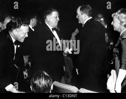 Van Heflin, Direttore George Stevens, Vice Presidente Hubert H. Humphrey, Signora Muriel B. Humphrey, alla premiere di La storia più grande mai raccontata, Washington, D.C., 03/10/65 Foto Stock