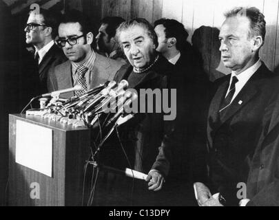 Il Primo Ministro israeliano Golda Meir, a Washington per colloqui con il presidente Richard Nixon, racconta una conferenza stampa al Dulles Airport che è 'alto volta le cose cominciano a muoversi sul serio' verso la pace in Medio Oriente. Destra: ambasciatore israeliano Yitzhak Rabin, 27 Febbraio 1973 Foto Stock