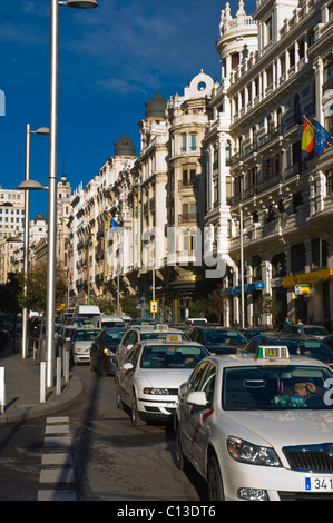 Il traffico lungo la Gran Via street central Madrid Spagna Europa Foto Stock