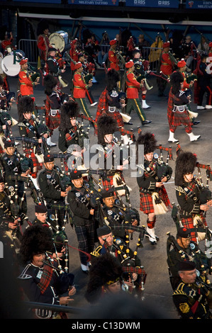 Edimburgo - Agosto 6: ammassato Pipes & Drums sui terreni del Castello di Edimburgo durante il Royal Edinburgh Tattoo Militare, 2007. Foto Stock