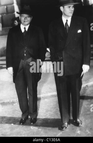 L ex Presidente Herbert Hoover, e suo figlio Herbert Hoover Jr., arrivano alla Quinta Avenue Chiesa Presbiteriana per i funerali di Wendell L. Willkie, New York City, 10 ottobre 1944. Foto Stock