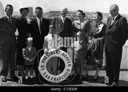 La famiglia di ex presidente Herbert Hoover: Herbert Hoover Jr. (sinistra), sua moglie Margaret Hoover (secondo da sinistra), Alan Hoover (posteriore, terzo da sinistra), ex presidente Herbert Hoover (retro, centro), ex First Lady Lou Henry Hoover (posteriore, terzo da destra), Dicembre 25, 1933. Foto Stock