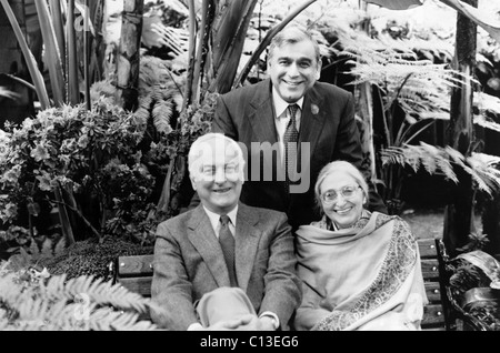 JAMES IVORY con Ismail Merchant e RUTH PRAWER JHABVALA durante la produzione di JEFFERSON IN PARIS, 1995 Foto Stock