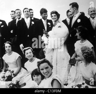 JOHN Fitzgerald Kennedy e Jacqueline Bouvier Kennedy il loro giorno delle nozze, Newport, R.I., 1953 Foto Stock