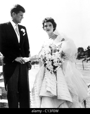 JOHN Fitzgerald Kennedy e Jacqueline Bouvier Kennedy il loro giorno delle nozze, Newport, R.I., 1953 Foto Stock