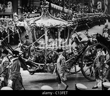 British royalty. In pullman: Queen Elizabeth (futura regina madre) e il re Giorgio VI di Inghilterra, in processione solenne incoronazione, Trafalgar Square, Londra, Inghilterra, 12 maggio 1937. Foto Stock