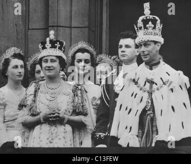 British royalty. Bancata anteriore: British Queen Elizabeth (futura regina madre) il suo Elizabeth e Re Giorgio VI di Inghilterra, dopo la loro incoronazione, Buckingham Palace a Londra, Inghilterra, 12 maggio 1937. Foto Stock