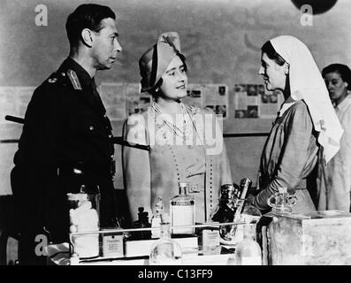 La seconda guerra mondiale. Re Giorgio VI di Inghilterra e British Queen Elizabeth (futura regina madre), ispezione di unità di pronto soccorso a Broadcasting House, Londra, Inghilterra, circa primi 1940s. Foto Stock