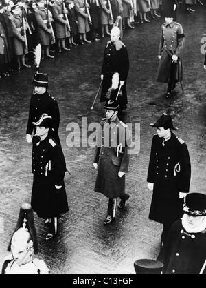 Famiglia Reale Britannica. Centro, da sinistra: il principe Henry, duca di Gloucester, British King Edward VIII (futuro duca di Windsor), Prince George, Duca di Kent e Prince Albert, il Duca di York (futuro British King George VI), al corteo funebre di Re Giorgio V a Londra, Inghilterra, 23 gennaio 1936. Foto Stock