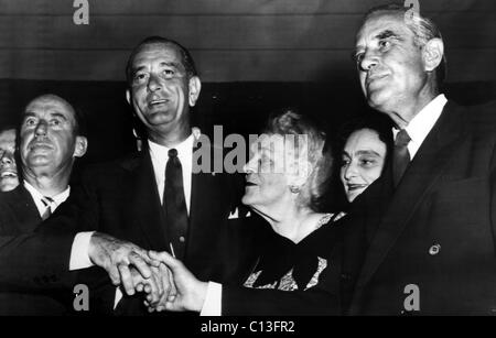Lyndon Johnson. Da sinistra: il futuro del partito democratico candidato presidenziale Adlai Stevenson, siamo il leader della maggioranza del senato (e futuri Foto Stock