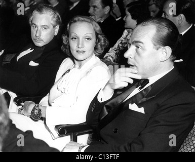 JOSEF von Sternberg, Marlene Dietrich e Erich Maria Remarque assistere ad un film premiere, 1939 Foto Stock