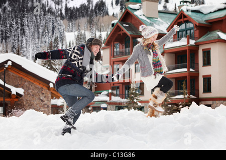 Stati Uniti d'America, Utah, Salt Lake City, giovane a piedi attraverso la neve nel resort Foto Stock