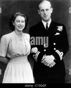 British royalty. Futura regina dell'Inghilterra la principessa Elisabetta e il Tenente Philip Mountbatten (futuro duca di Edimburgo il Principe Filippo), impegno ufficiale di foto, 1947. Foto Stock