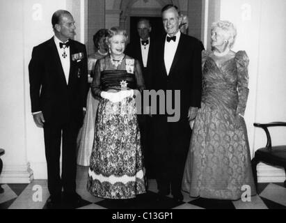 Bush Sr. Presidenza. Il Duca di Edimburgo il Principe Filippo, la Regina Elisabetta II di Inghilterra, il Presidente degli Stati Uniti George H.W. Bush e la First Lady Barbara Bush, Ambasciata Britannica, Washington, D.C., maggio 1991. Foto Stock