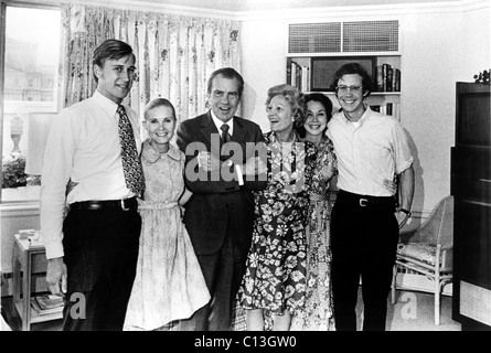 Il presidente Richard Nixon, posa con la sua famiglia, Edward & Tricia Cox, Pat Nixon, Julie & David Eisenhower, poco prima ha rassegnato le dimissioni, 1974. Foto Stock