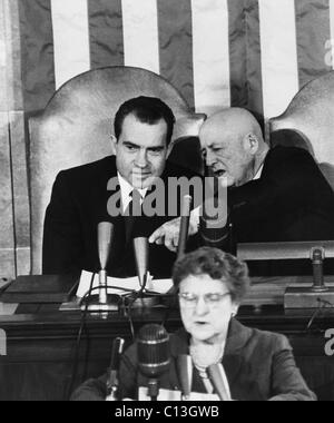 Vice Presidente (futuro presidente) Richard Nixon e casa altoparlante Rayburn Sam, durante il conteggio dei voti elettorali, prima di una sessione congiunta del Congresso, Rappresentante Frances Bolton (anteriore), annuncia un membro di risultati, Vice Presidente Nixon poi fatto l'annuncio ufficiale che John F. Kennedy sarebbe la prossima U.S. Presidente, 6 gennaio 1961. Foto Stock