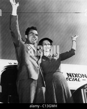 1952 campagna presidenziale. Il senatore e vice candidato presidenziale Richard Nixon (più tardi il presidente USA) e moglie (e futuro primo Lady) Patricia Nixon terra a Denver, Colorado, 1952. Foto Stock