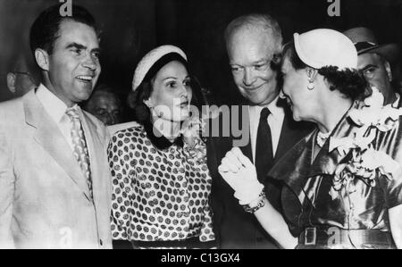 1952 campagna presidenziale. Da sinistra: il senatore e vice candidato presidenziale (e il futuro presidente degli Stati Uniti) Richard Nixon e moglie Foto Stock