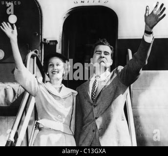 1952 campagna presidenziale. Patricia Nixon (futuro prima signora), il senatore e vice candidato presidenziale (e il futuro presidente degli Stati Uniti) Richard Nixon, in corrispondenza di una interruzione della campagna, Settembre, 1952. Foto Stock