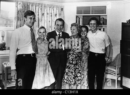 Presidenza di Nixon. Da sinistra: Edward Cox, Tricia Nixon Cox, Richard Nixon CI (Presidente), Patricia Nixon (First Lady), Julie Nixon Eisenhower, David Eisenhower, ritratto di famiglia preso poco prima di Richard Nixon di rassegnare le dimissioni, Agosto 1974. Foto Stock