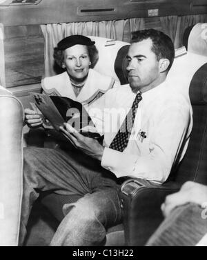 1952 campagna presidenziale. Patricia Nixon (futuro First Lady) con il senatore e vice candidato presidenziale Richard Nixon (futuro presidente degli Stati Uniti), 1952. Foto Stock