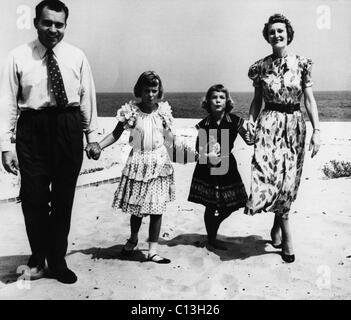 1956 Presidenza Usa Nixon, Famiglia. Da sinistra: Vice Presidente (e il futuro presidente degli Stati Uniti) Richard Nixon, Tricia Nixon, Julie Nixon, seconda signora (e futuro primo Lady) Patricia Nixon. La famiglia di Nixon in vacanza nel Mantoloking, New Jersey, circa 1956. Foto Stock