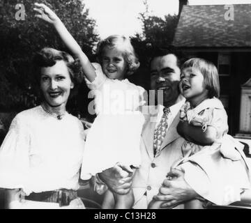 1952 Campagna Presidenziale, Famiglia di Nixon. Da sinistra: Patricia Nixon (futuro prima signora), Tricia Nixon, Senatore (e il futuro presidente degli Stati Uniti) Richard Nixon, e Julie Nixon, poco dopo Nixon è stato nominato per il Vice Presidente, 1952. Foto Stock