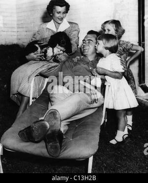 1952 Campagna Presidenziale, Famiglia di Nixon. Da sinistra: futuro prima signora Patricia Nixon, dama, Senatore e vice candidato presidenziale (e il futuro presidente degli Stati Uniti) Richard Nixon, Julie Nixon (in primo piano), Tricia Nixon (sfondo). Nixon ritratto di famiglia, Washington D.C., 1952. Foto Stock