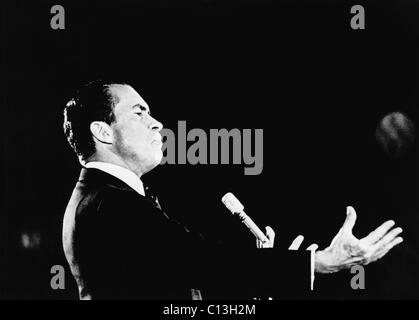 1968 US campagna presidenziale. Candidato presidenziale repubblicano (e il futuro presidente degli Stati Uniti) Richard Nixon, rivolgendosi a un pubblico in Oregon, maggio 1968. Foto Stock