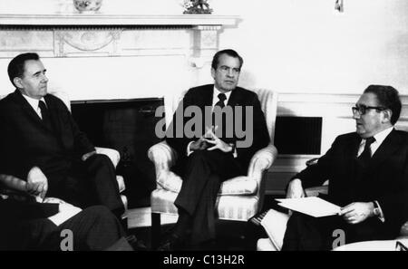 1974 Noi presidenza, Guerra Fredda. Da sinistra: il Ministro degli esteri sovietico Andrei Gromyko parla con noi il presidente Richard Nixon e il Segretario di Stato Henry Kissinger, Washington, D.C., 1974 Foto Stock