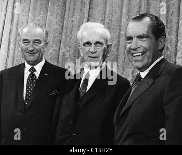 1970 Noi presidenza, Ex-Presidents. Ex presidente statunitense Lyndon Johnson e il presidente statunitense Richard Nixon pone per foto di ritirarvi noi Speaker della casa John McCormack. Da sinistra: Johnson, McCormack, Nixon. Washington, D.C., 1970 Foto Stock