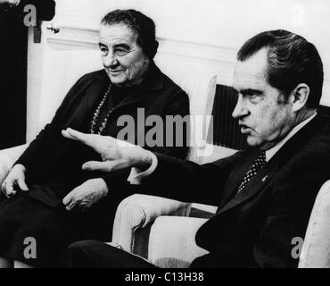 1973 Noi presidenza, relazioni internazionali. Il Primo Ministro israeliano Golda Meir e il presidente statunitense Richard Nixon incontra alla Casa Bianca di Washington D.C., 1973. Foto Stock