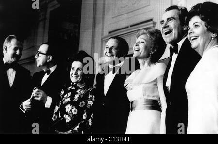 Presidenza di Nixon. Da sinistra: Vice Presidente Spiro Agnew, Primo Ministro italiano Giulio Andreotti, sua moglie Livia Danese, Frank Sinatra, prima signora Patricia Nixon, il presidente statunitense Richard Nixon, secondo la Signora Judy Agnew, a notte italo-americano alla Casa Bianca di Washington, D.C., 1973 Foto Stock