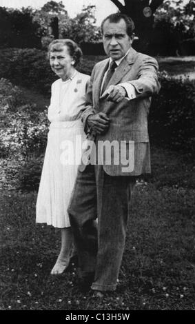 Presidenza di Nixon. Ex First Lady Mamie Eisenhower cammina con noi il presidente Richard Nixon presso la fattoria di Eisenhower, Gettysburg, Foto Stock